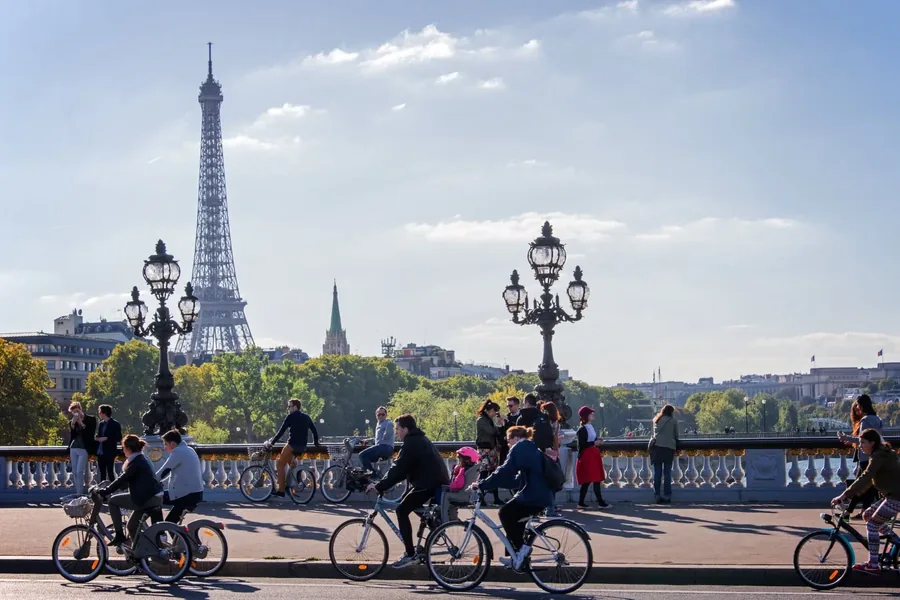 Fietsers bij de Eiffeltoren