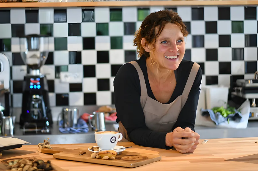 Gerdine aan de bar van JES met koffie