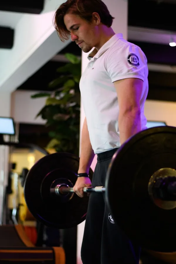 Trainer bij de deadlift
